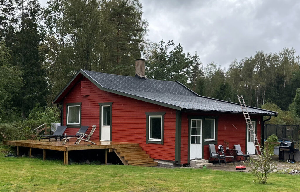 Renoverat sommarhus med ny fasad och nytt tak på Sågbrovägen i Floda