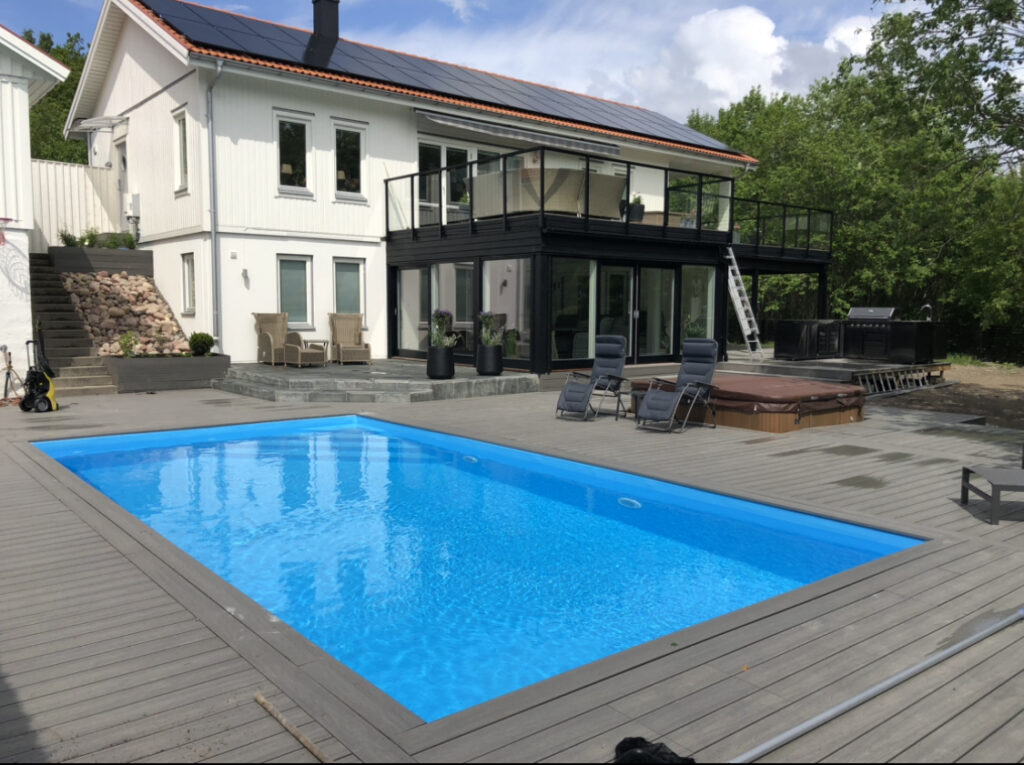 Pool, poolhus och komposittrall på Sandåsvägen i Kållered